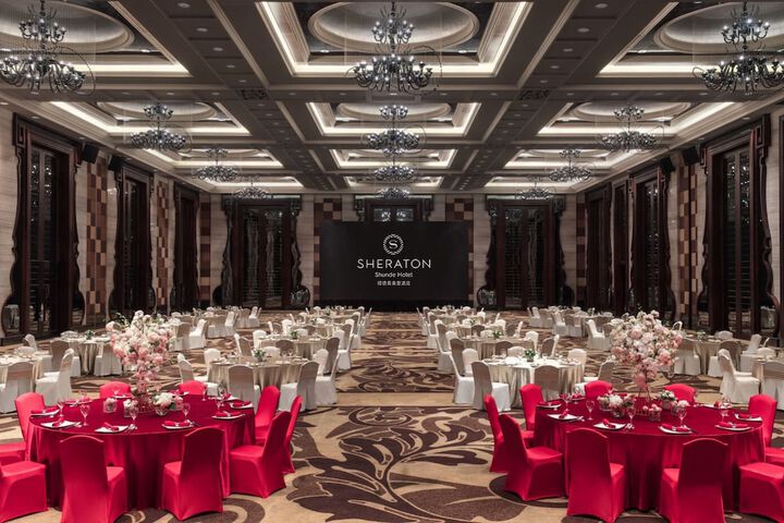 Ballroom/Hall 34 of 43