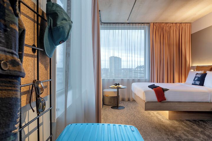 Room 4 of 42
