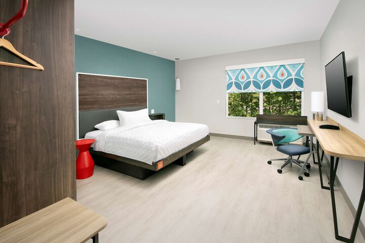 1 King Bed (8 of 10)