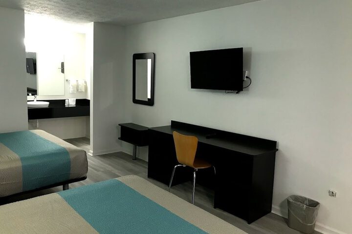 1 King Bed Micfridge (3 of 12)