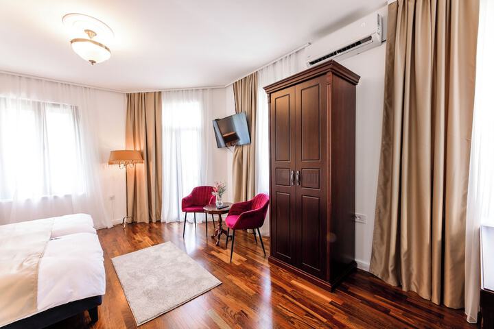 Room 9 of 102