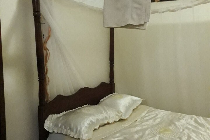 Room 4 of 12