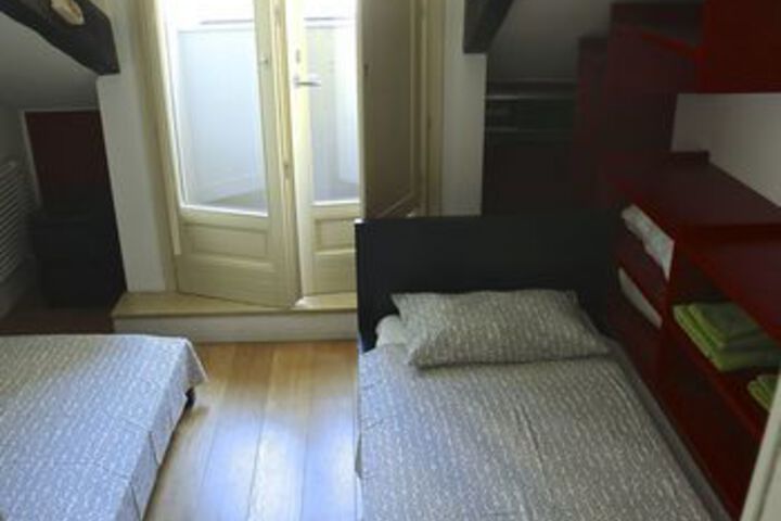 Room 6 of 10