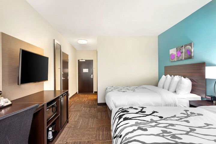 2 Queen Beds (10 of 11)