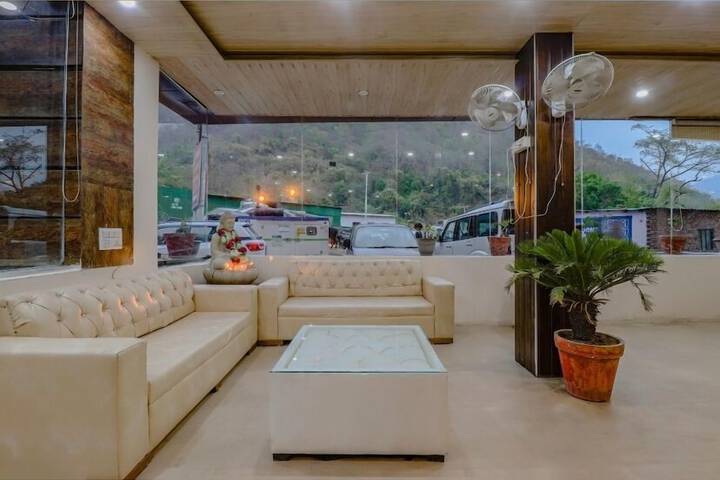 Lounge 6 of 8