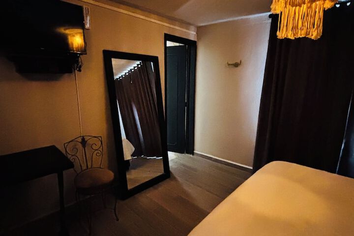 Room 9 of 25