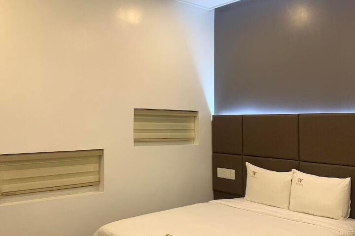 Room 27 of 68