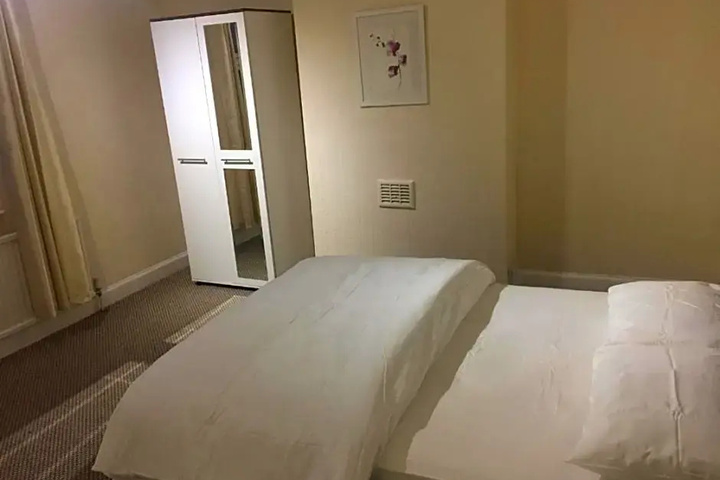 Room 3 of 6