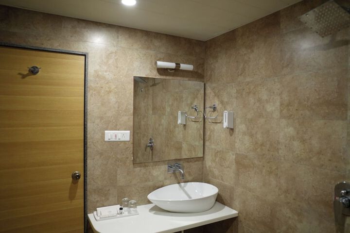 Room 33 of 87