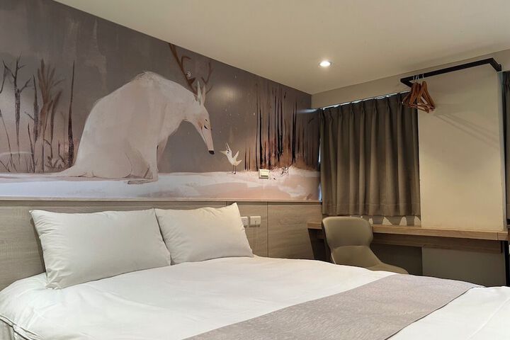 Room 4 of 16