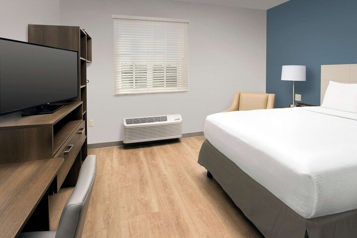 1 Queen Bed (1 of 16)