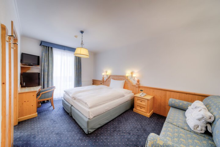 Room 4 of 106