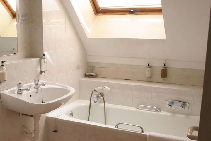 Deep soaking bathtub