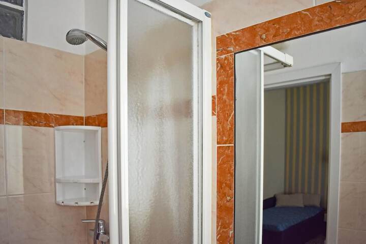 Room 27 of 40
