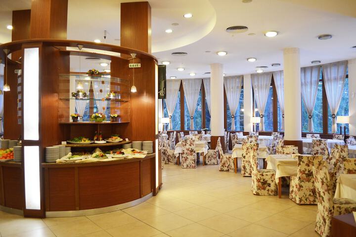 Dining 34 of 48
