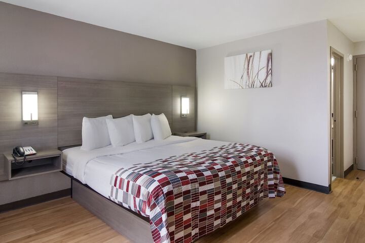 ADA Accessible Deluxe King with Roll in Shower (9 of 11)