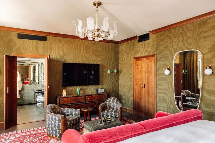 Room 32 of 146