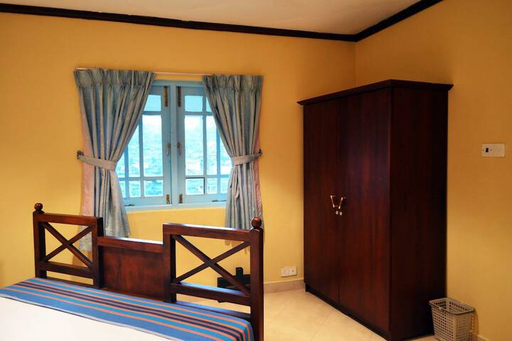 Room 7 of 16