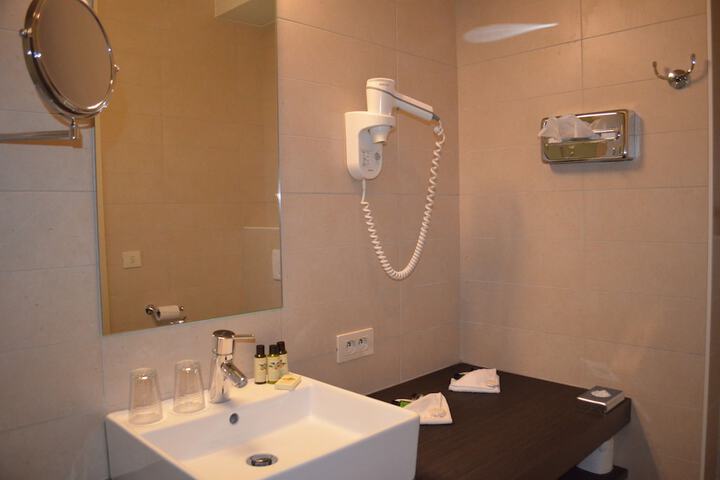 Room 6 of 63