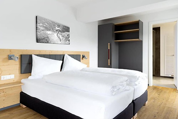 Room 4 of 25