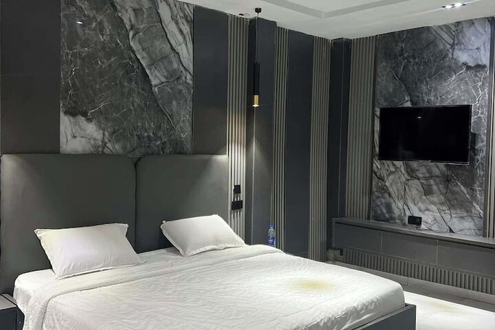 Room 13 of 38