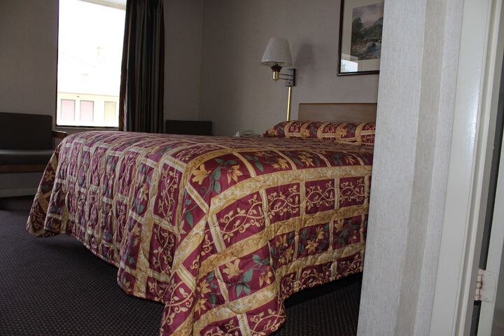 1 Queen Bed (12 of 18)