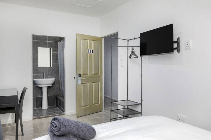 Room 10 of 28