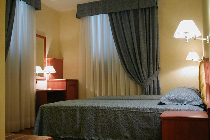 Room 4 of 33