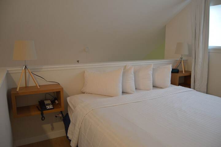 Studio Accessible King Size Bed (2 of 15)