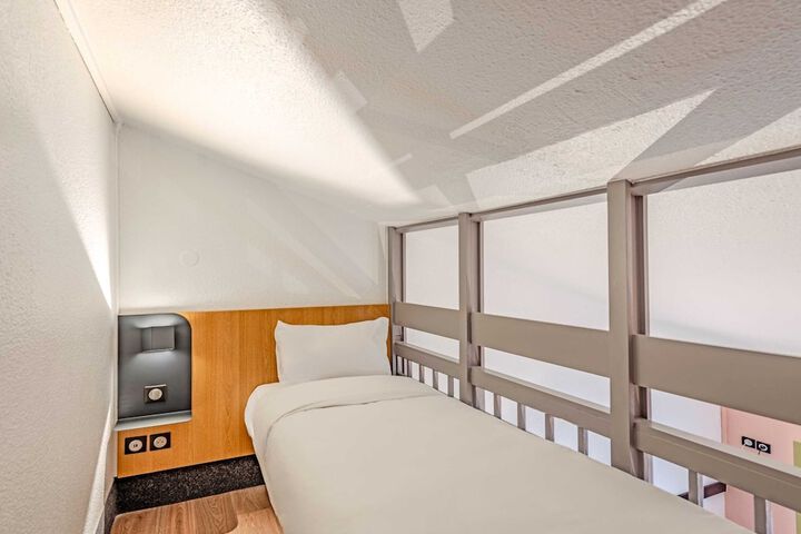 Room 6 of 24