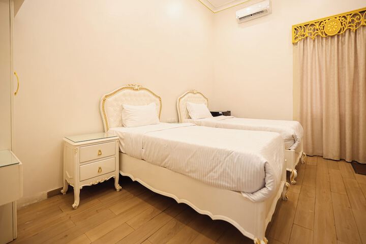 Room 27 of 82