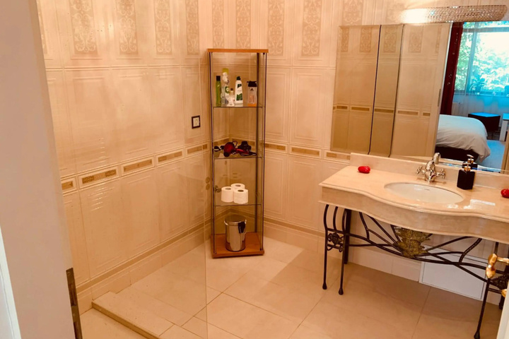 Room 8 of 18