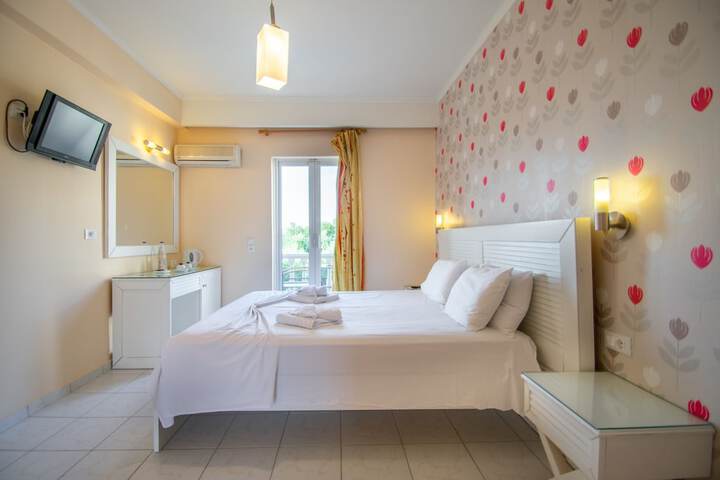 Room 6 of 33