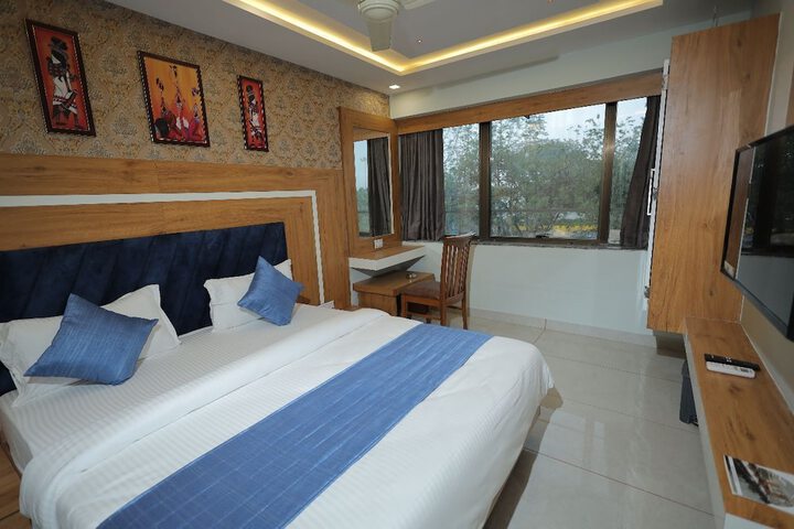 Room 9 of 14