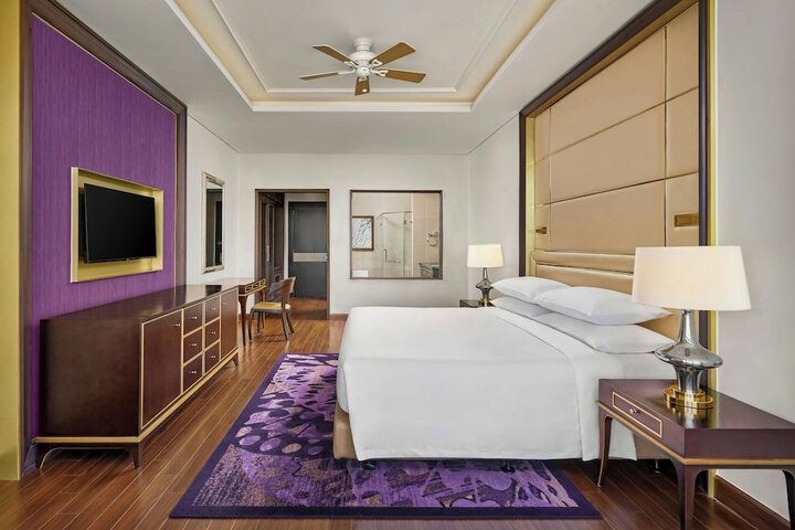 Room 10 of 94