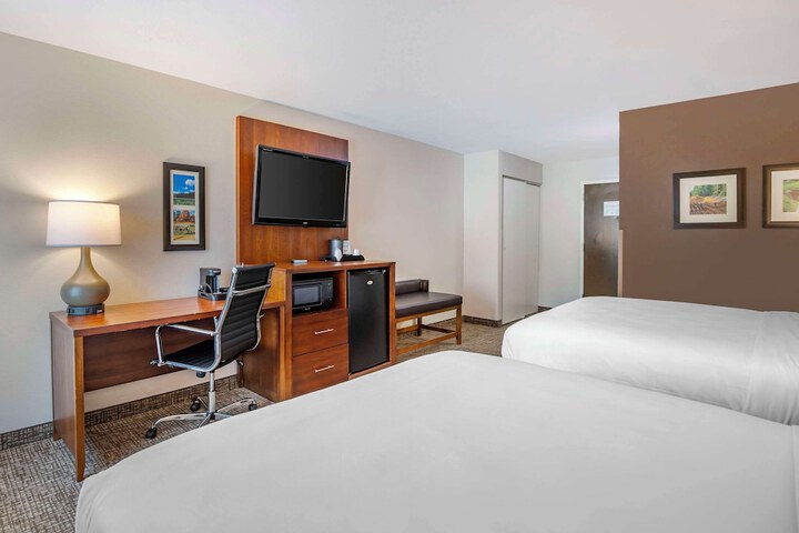 2 Queen Beds (3 of 6)