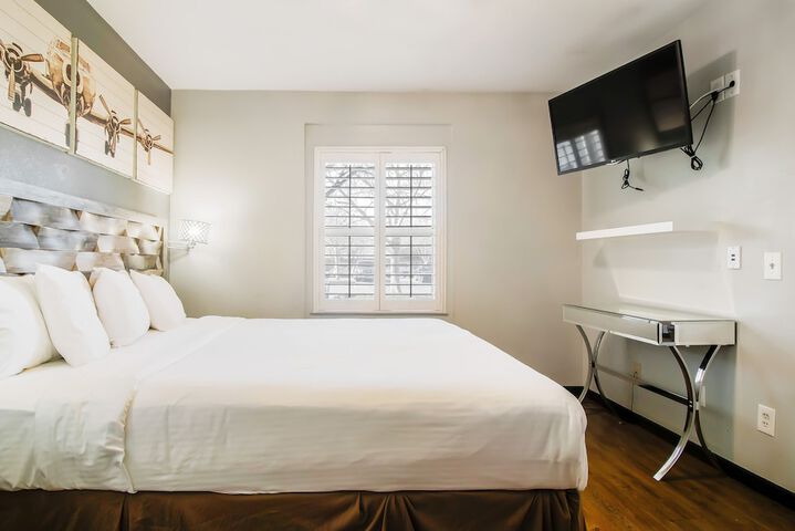 1 Bedroom Executive Suite King Bed (20 of 29)