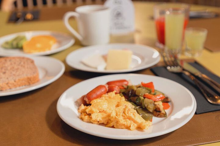 Breakfast/Coffee Service 26 of 77