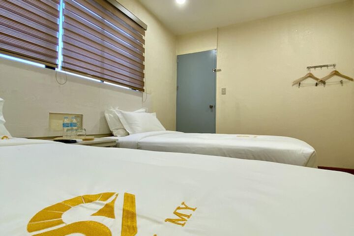 Room 12 of 19