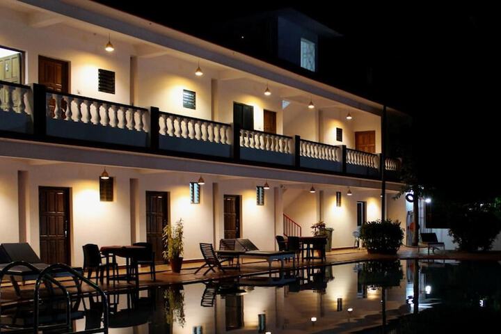 Pool Hotel