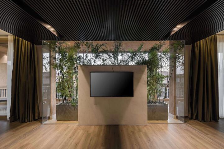 Business Center 143 of 154