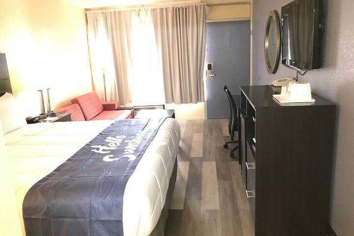 1 King Bed (2 of 8)