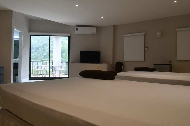 Room 6 of 33