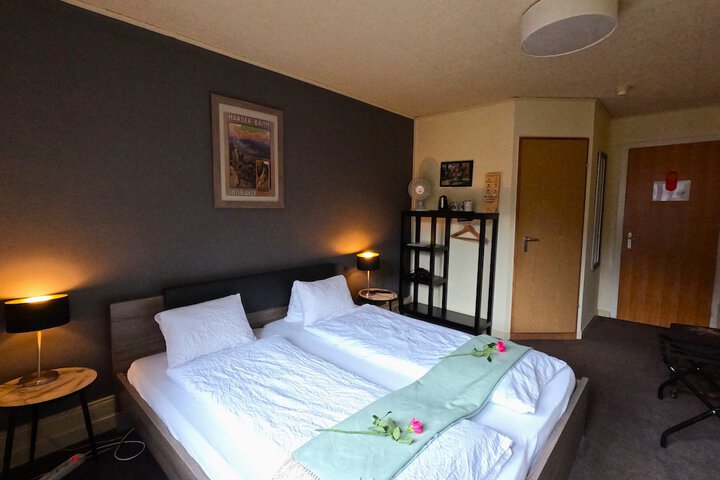 Room 8 of 173