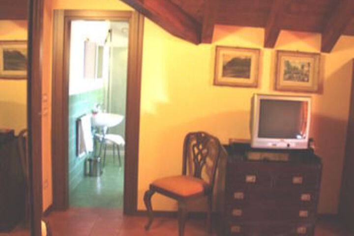 Room 13 of 30