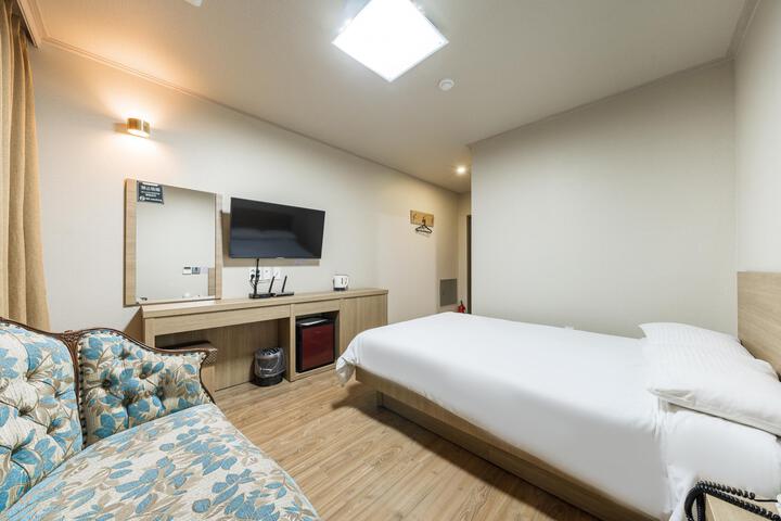 Room 9 of 39