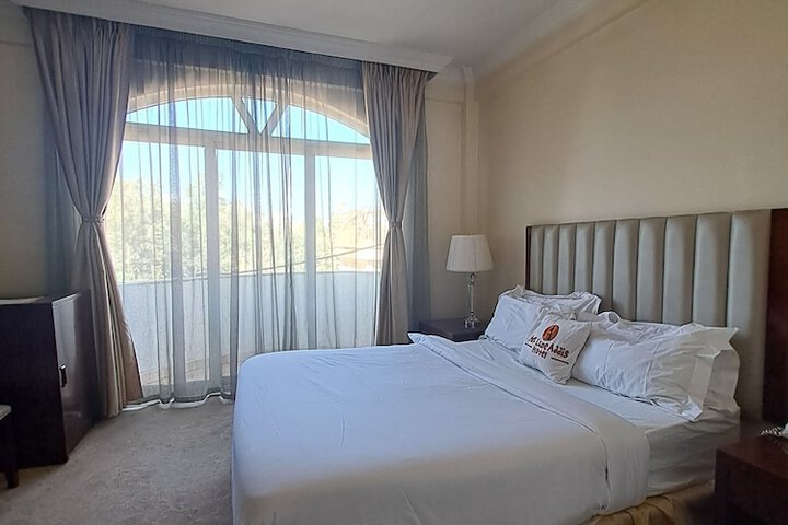 Room 10 of 28