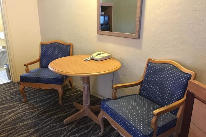 Room 4 of 12