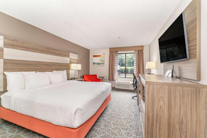 1 King Accessible Comm Assist Bathtub Microwave, Refrigerator WiFi Full Breakfast (3 of 20)