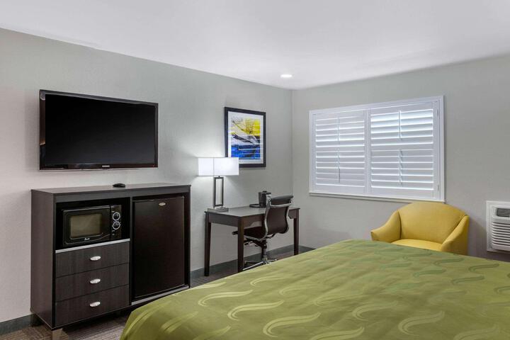 1 King Bed (3 of 9)